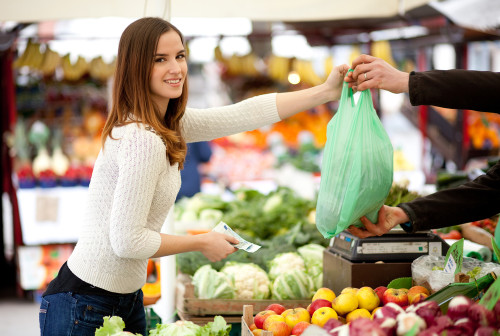 Девушка покупает продукты